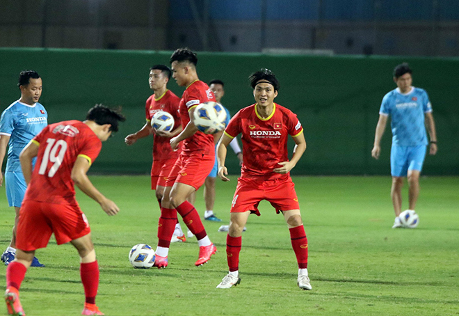 Các tuyển thủ Việt Nam vui vẻ tập luyện chuẩn bị cho trận gặp Trung Quốc.