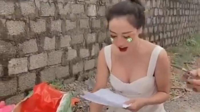 Người phụ nữ này được cho là đang cúng bái và đọc "văn khấn đòi nợ" (Ảnh chụp từ clip)