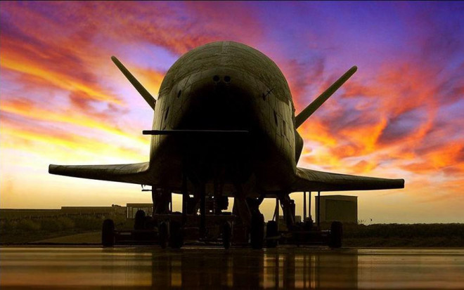 Phi thuyền X-37B tại căn cứ của không lực Mỹ tại California và nó đã trải qua hơn 500 ngày trên quỹ đạo Trái đất. Những thí nghiệm trên quỹ đạo