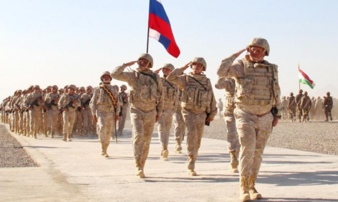 Nga đang có căn cứ quân sự 201 đóng
trên đất đồng minh Tajikistan, nơi đây bố trí khoảng 7.000 binh sĩ
cùng hàng loạt khí tài tối tân, đây sẽ là rào cản lớn nhất khiến
Taliban "chùn bước" không tấn công Tajikistan.Cả Nga và Tajikistan
đều nằm trong Tổ chức Hiệp ước An ninh Tập thể (CSTO), vì vậy nếu
một thành viên bị tấn công, những thành viên khác sẽ lập tức ra tay
để trợ giúp.