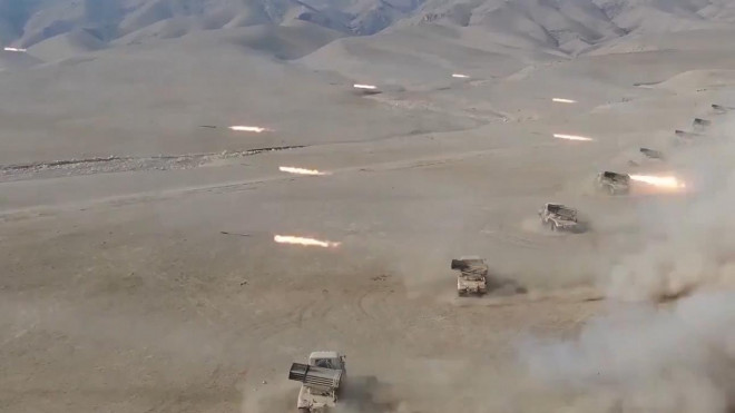 Trước đó Nga, Tajikistan và
Uzbekistan đã tổ chức một cuộc tập trận quân sự lớn sát biên giới
Afghanistan "dằn mặt" Taliban. Hiện Taliban đang phải căng
mình xử lý nhiều vấn đề, đây sẽ là cơ hội cho sự trỗi dậy của lực
lượng Mặt trận Kháng chiến Quốc gia Afghanistan (FANR). Ngoài căng
thẳng với Tajikistan, sự phá rối của tổ chức khủng bố IS-K, Taliban
cũng đang phải đối mặt với hai thách thức lớn, đó là việc cầm quyền
tại Afghanistan được quốc tế công nhận, cũng như việc phục hồi kinh
tế, an sinh, xã hội cho người dân sau nhiều năm chiến tranh.