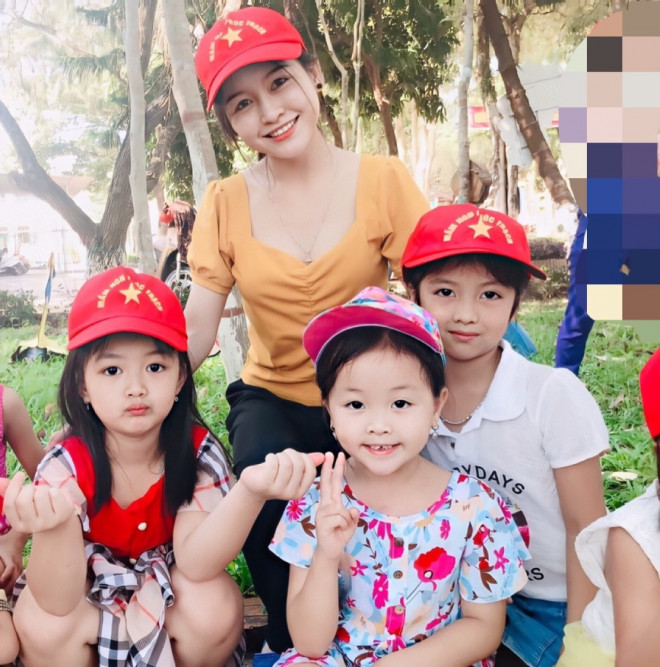 Cô giáo Huyền Trang chụp ảnh cùng trẻ mầm non.
