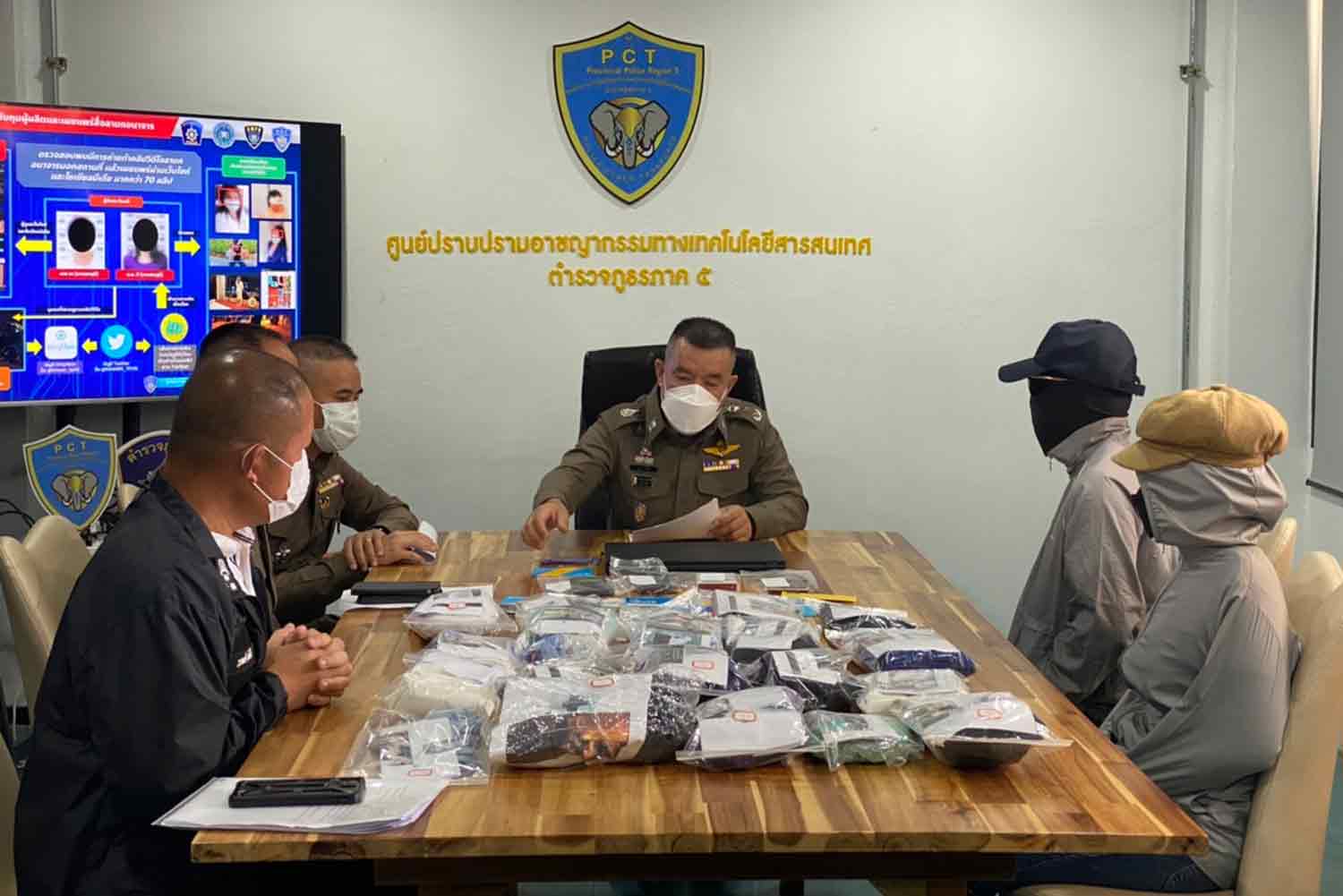 Cảnh sát Thái Lan làm việc với cặp đôi hôm 5/10 tại văn phòng cảnh sát khu vực tại tỉnh Chiang Mai, Thái Lan. Ảnh: Bangkok Post