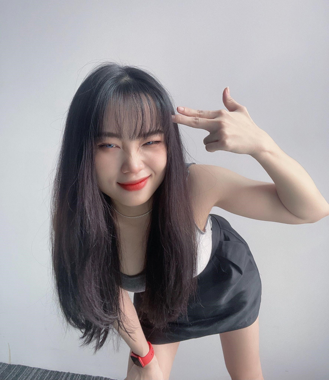 Cô nàng thu hút người xem bằng vẻ ngoài xinh đẹp cùng cách nói chuyện duyên dáng, hóm hỉnh