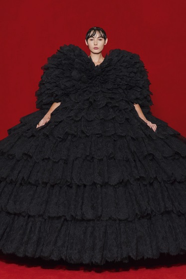 Balenciaga khiến khán giả tròn mắt khi đem gia đình Simpson lên sàn diễn - 3