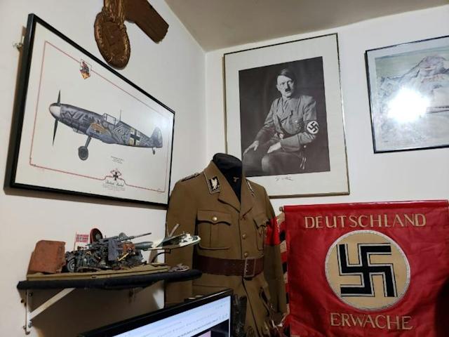 Tranh ảnh, cờ Đức Quốc xã trong nhà nghi phạm hiếp dâm trẻ em (ảnh: Daily Mail)
