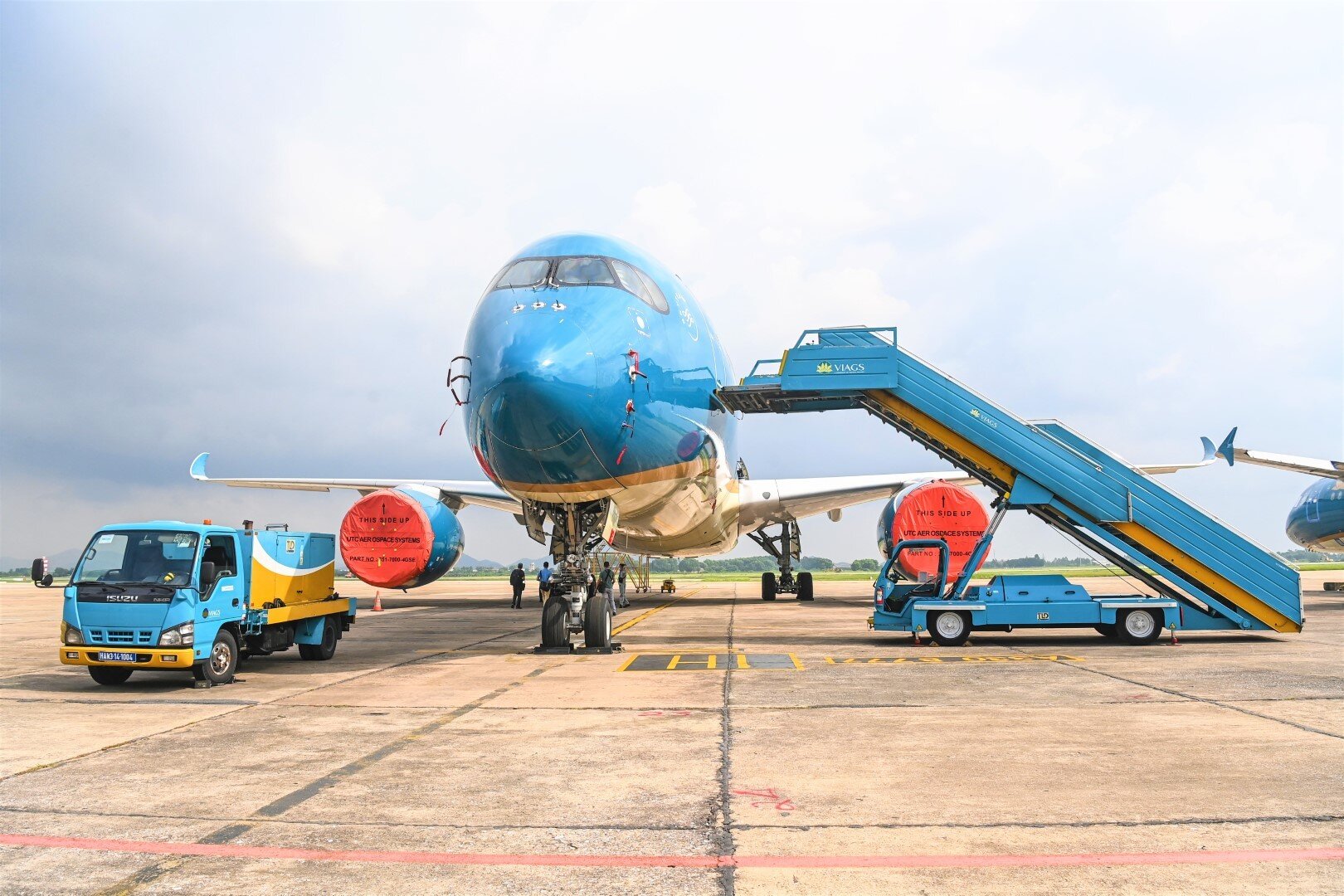 Trước tình hình dịch bệnh dần được kiểm soát và căn cứ ý kiến thống nhất của cơ quan chức năng với các địa phương, lãnh đạo Vietnam Airlines Group cho biết, dự kiến khôi phục hoạt động vận tải hành khách trên 7 đường bay nội địa từ ngày 10/10. Hãng sẽ mở bán vé trên toàn hệ thống bao gồm website, ứng dụng di động, các đại lý chính thức và phòng vé ngay khi có sự cho phép của cơ quan chức năng. Với nguyên tắc “An toàn là số 1”, các tàu bay đều được kiểm tra kỹ thuật và bảo dưỡng kỹ lưỡng trước khi cất cánh. Đây là công tác đặc biệt quan trọng nhằm bảo đảm an toàn bay.