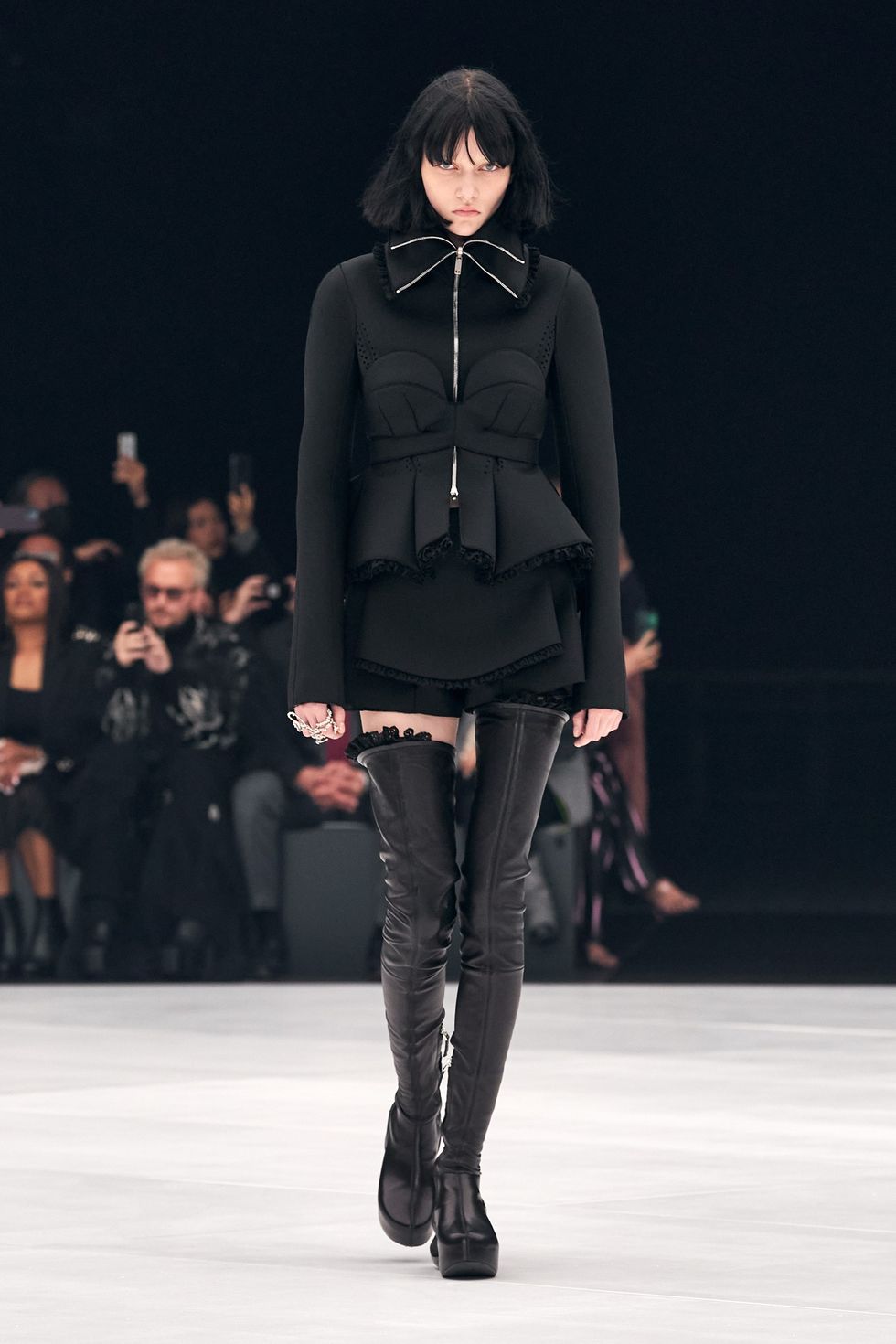 Givenchy trình làng bộ sưu tập đầu tiên của Matthew M. Williams tại nhà mốt - 2