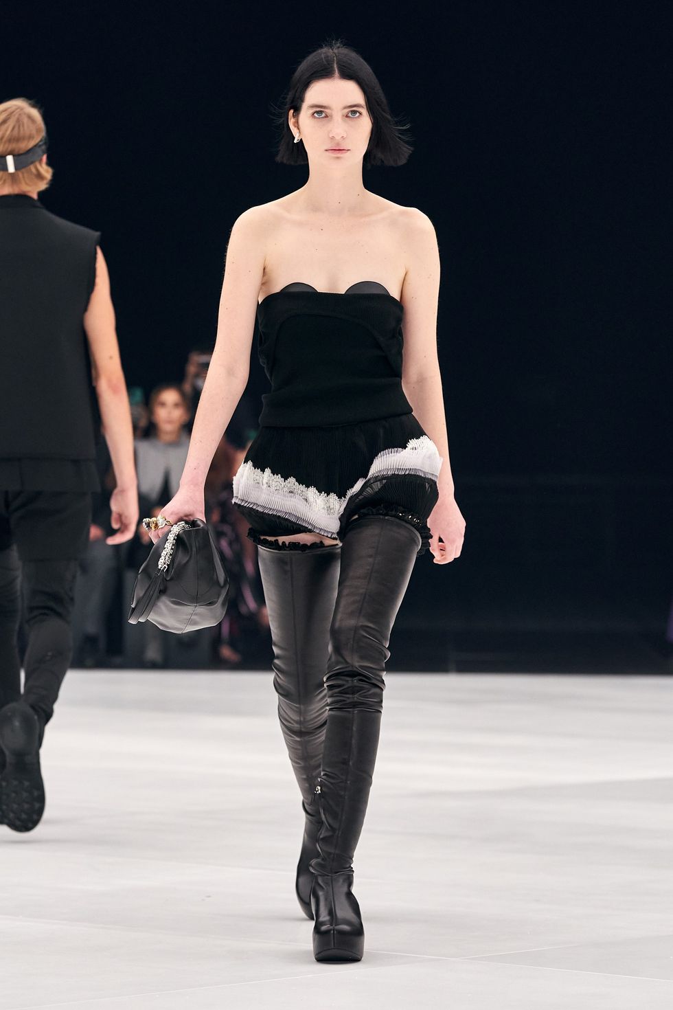 Givenchy trình làng bộ sưu tập đầu tiên của Matthew M. Williams tại nhà mốt - 4