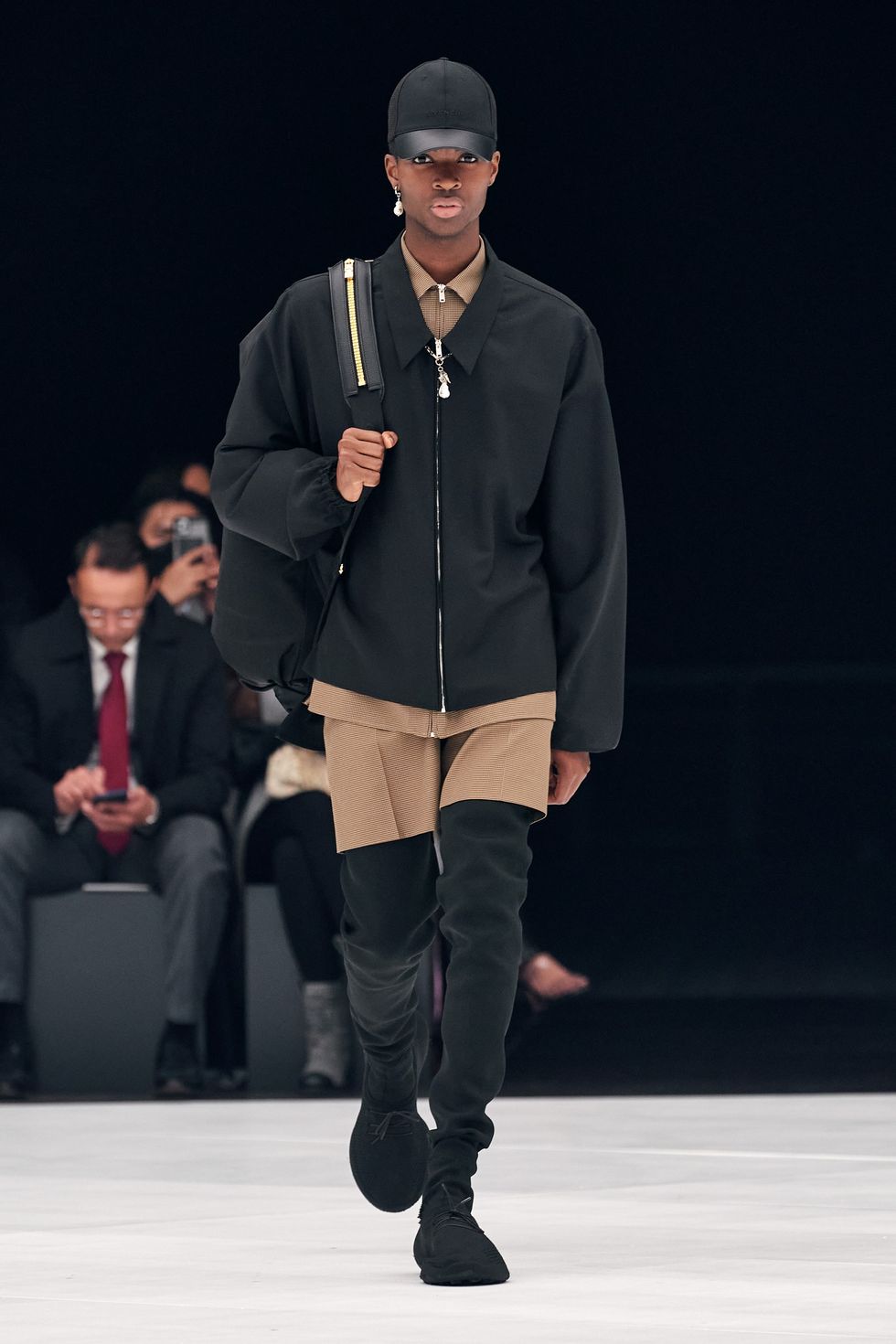 Givenchy trình làng bộ sưu tập đầu tiên của Matthew M. Williams tại nhà mốt - 7