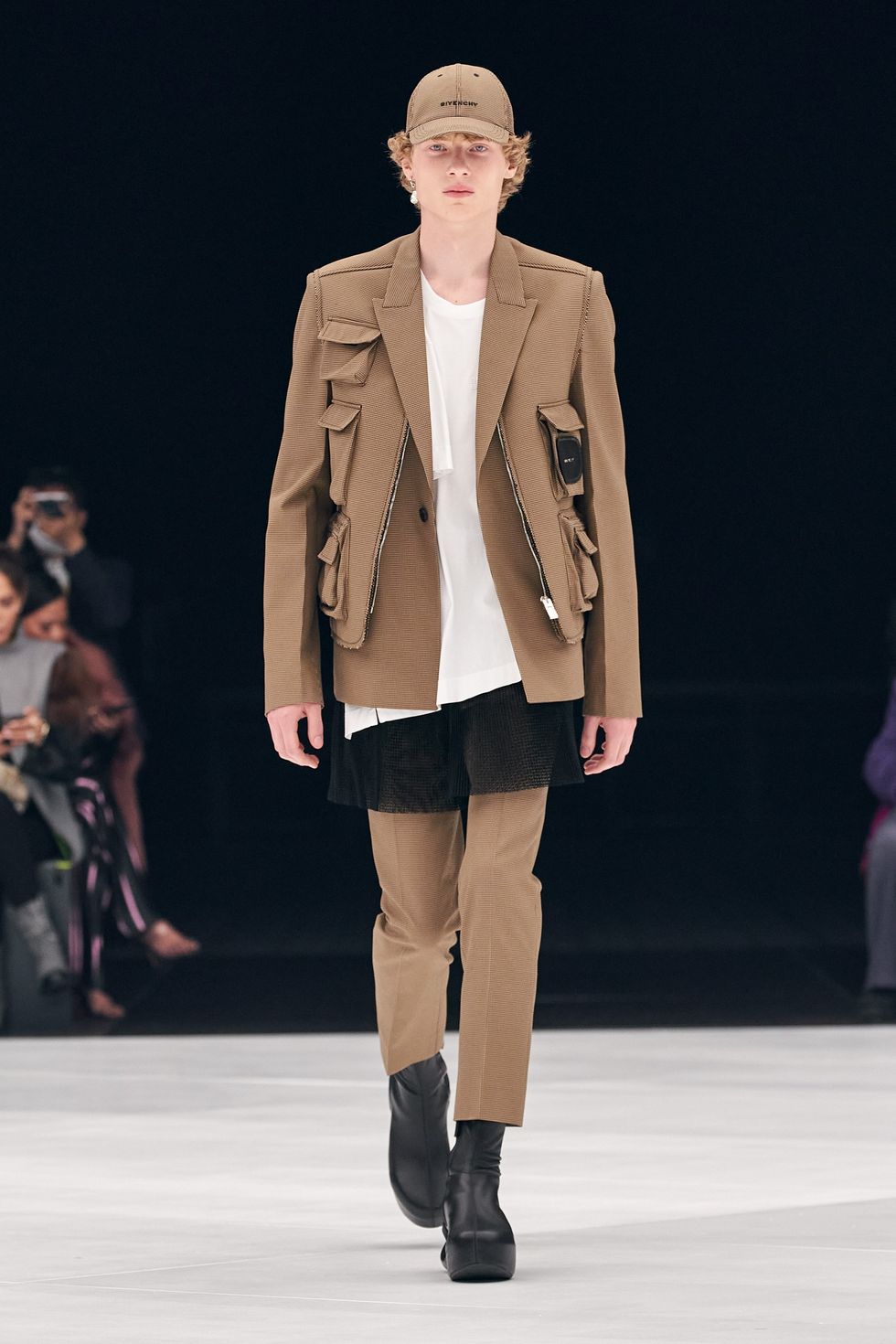 Givenchy trình làng bộ sưu tập đầu tiên của Matthew M. Williams tại nhà mốt - 6