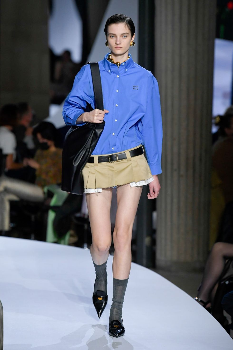 Prada đem trở lại xu hướng Y2K khoe eo trong bộ sưu tập mới - 1