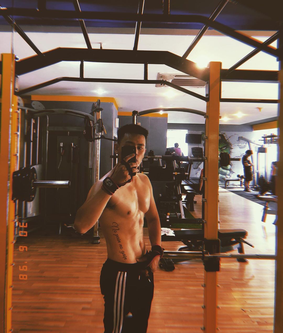 Anh có thói quen tập gym đều đặn để tăng cơ, giảm mỡ.