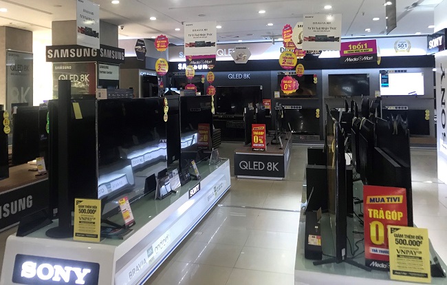 Ngoài giảm giá 50%, các siêu thị còn tặng thêm phiếu mua hàng, sản phẩm khuyến mãi khi mua tivi.