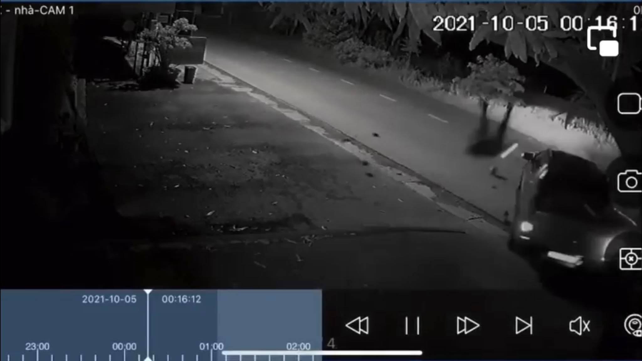 Chiến sĩ CSCĐ bị hất văng sang đường sau va chạm.