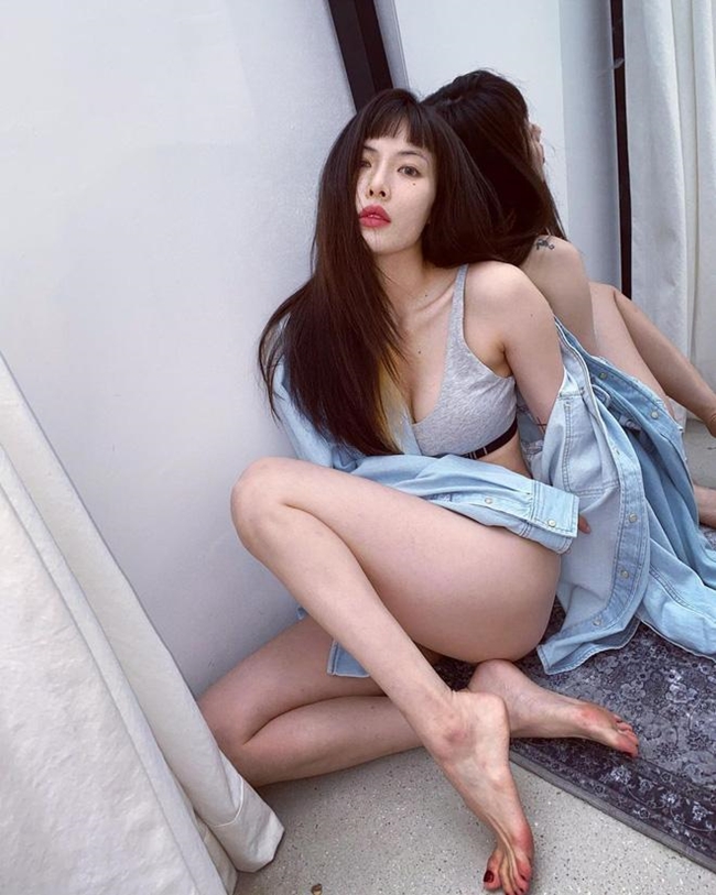 Bộ ảnh nóng bỏng ở tuổi 23 của "nữ hoàng sexy" Kpop từng gây nhiều tranh cãi nhất trong làng giải trí.&nbsp;
