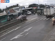 Ô tô - Video: Xe tải đâm vào giải phân cách lật ngang giữa đường