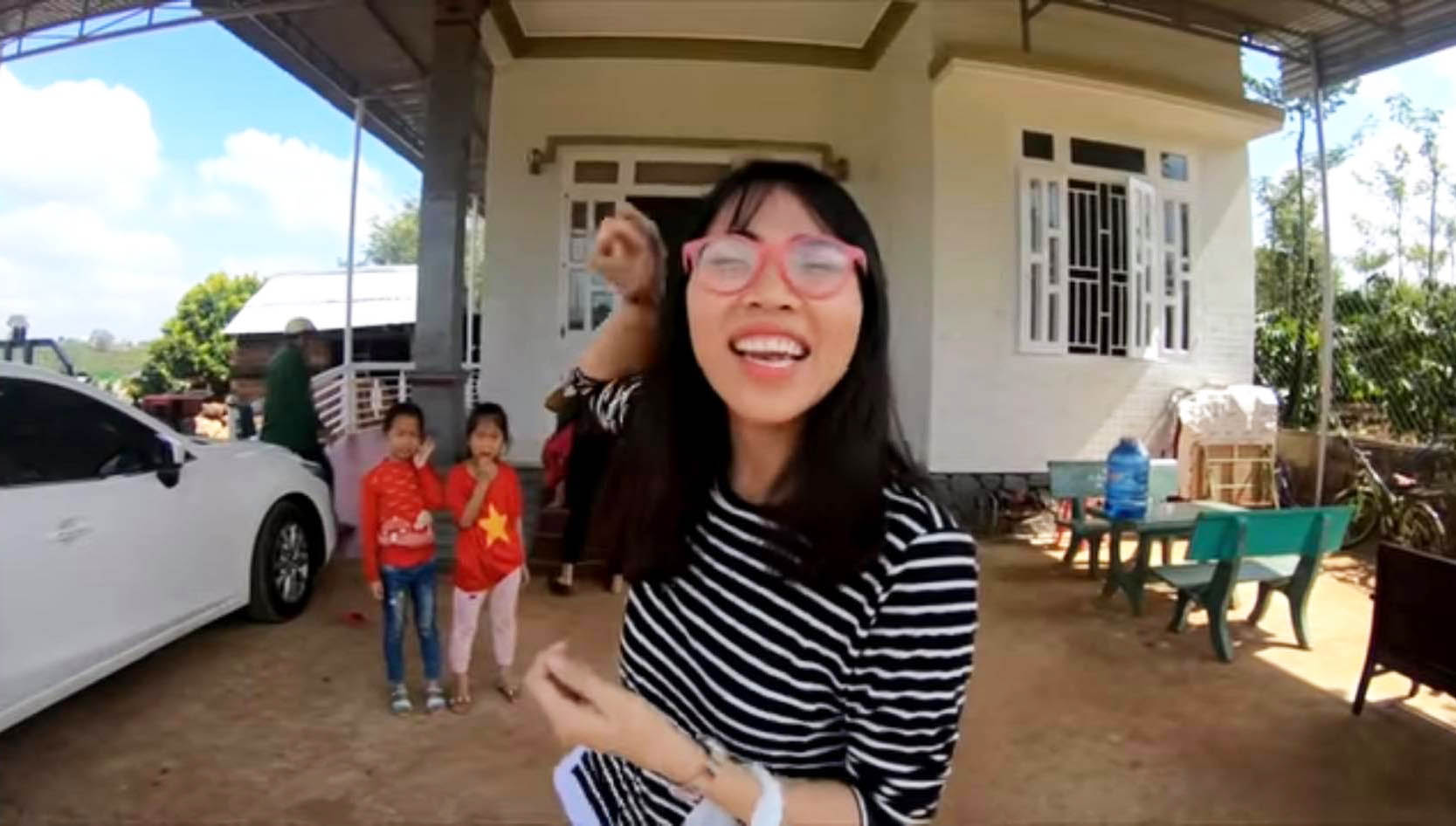 YouTuber Thơ Nguyễn mua xe tặng mẹ