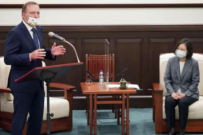 Bà Thái Anh Văn tiếp cựu Thủ tướng Úc Tony Abbott tại Đài Bắc ngày 7-10. Ảnh: REUTERS