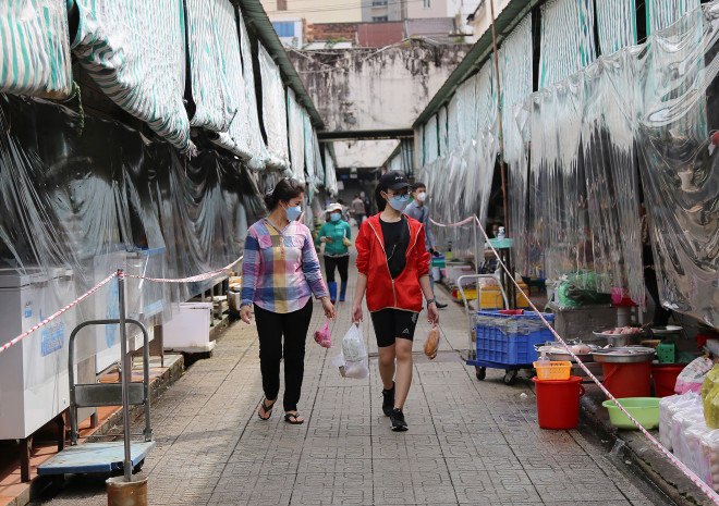 Người dân đi chợ Bến Thành trong sáng 7-10.