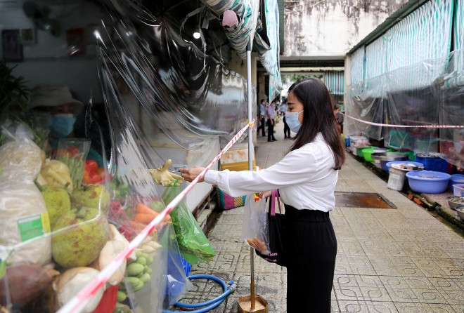  Ban quản lý cho lắp màng chắn giữa các tiểu thương và giữa tiểu thương với khách hàng để đảm bảo phòng dịch. 