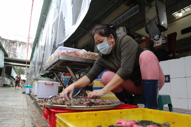 Chị Nguyễn Thị Ngọc Dung đang sửa soạn các mặt hàng bày bán trong buổi sáng sớm.