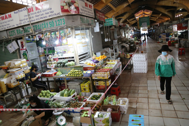 Bên trong chợ chỉ cho phép kinh doanh những mặt hàng thiết yếu như rau củ quả, thịt, cá...