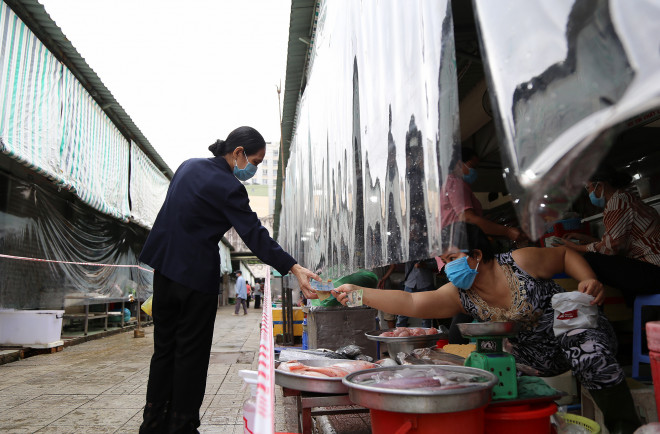 Những tiểu thương được hoạt động là những người đã được tiêm đủ 2 mũi vaccine hoặc đã được điều trị khỏi COVID-19. 