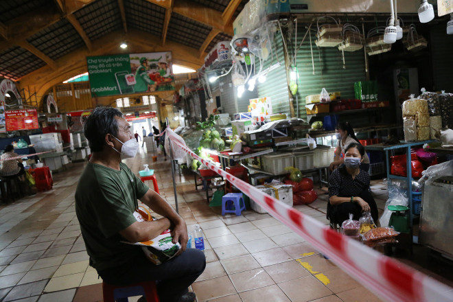 Từ quận Gò Vấp lên chợ Bến Thành để mua hàng và thăm những người bạn tiểu thương cũ. Ông Võ Văn Chính cho hay lên đây thấy chợ mở lại thấy cũng sạch sẽ, mọi người ra vào khai báo y tế rồi đeo khẩu trang đầy đủ. “Trước tôi bán lòng heo ở đây nhưng đã nghỉ bán 11 năm rồi, giờ chỉ còn bà chị bán. Dịch bệnh kéo dài nhiều tháng, nay chợ được mở lại, lên mua hàng sẵn thăm bạn hàng cũ, thấy mọi người được buôn bán trở lại mình cũng mừng”- ông Chính nhấn mạnh.