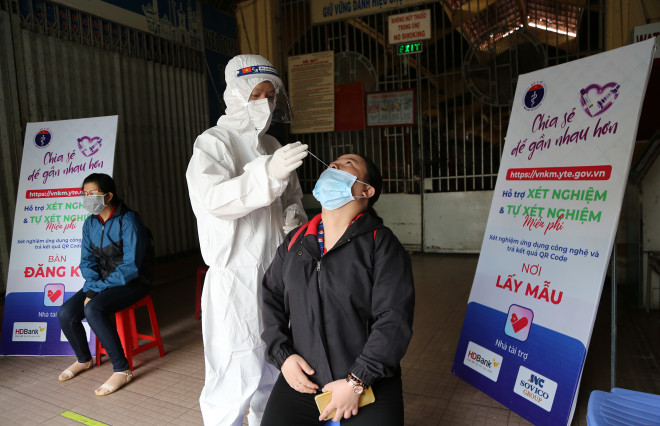 Các tiểu thương bán tại chợ được yêu cầu test COVID-19 cách 3 ngày/lần.