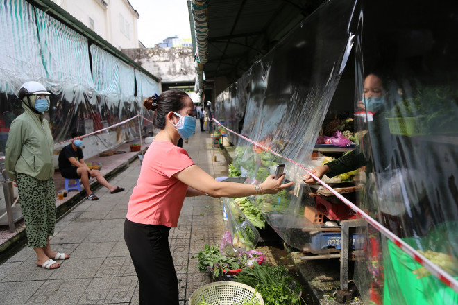 Công tác phòng dịch ở chợ luôn được đặt lên cao nhất, lực lượng bảo vệ túc trực nhắc nhở liên tục người dân và tiểu thương đảm bảo giãn cách.