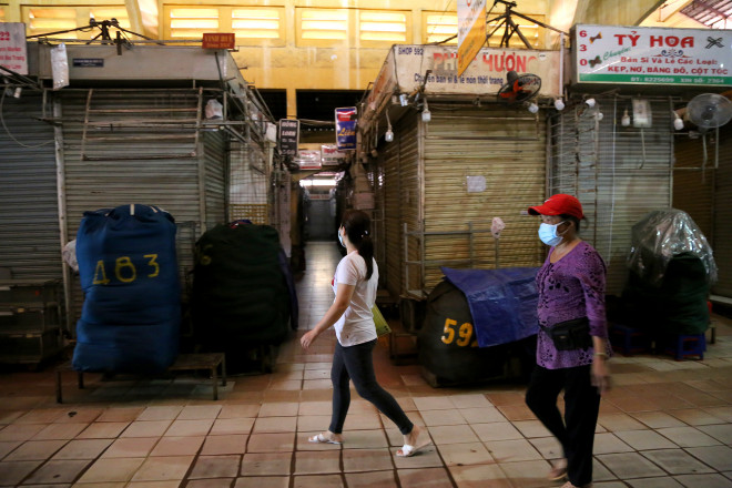 Nhiều gian hàng trong chợ vẫn đóng kín nhiều tháng nay.