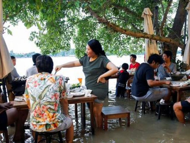 Phi thường - kỳ quặc - Thái Lan: Khách hàng ngồi 'nhậu' giữa biển nước, vừa ăn vừa tránh sóng