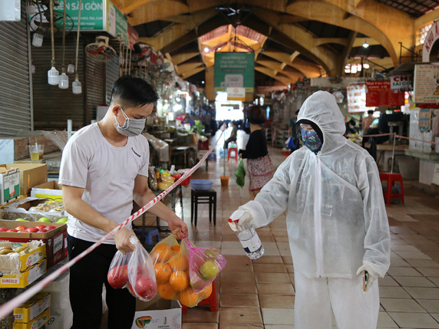 Thị trường - Tiêu dùng - Cảnh mua bán ở chợ Bến Thành những ngày đầu hoạt động trở lại
