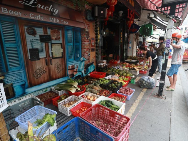 Thị trường - Tiêu dùng - Quán bar ở phố nổi tiếng TP.HCM nhộn nhịp nhờ bán thịt, cá, rau