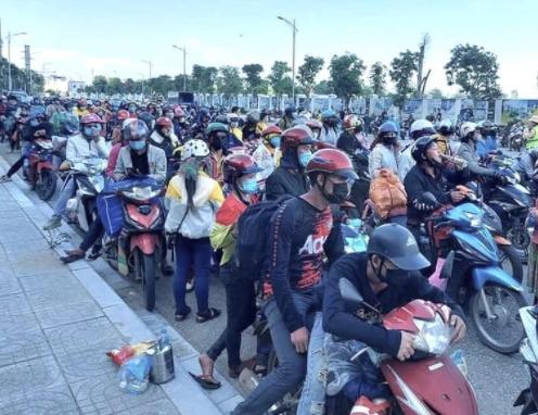 Rất đông người dân từ các tỉnh phía Nam về quê Nghệ An trong ngày đầu tháng 10-2021 - Ảnh: N. Tú