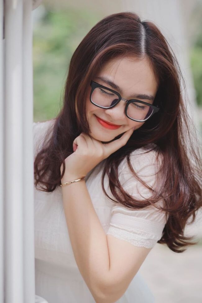 Giọng ca quê Bình Định sở hữu khuôn mặt phúc hậu và nước da trắng hồng, cùng nụ cười “thương hiệu” luôn thường trực trên môi.
