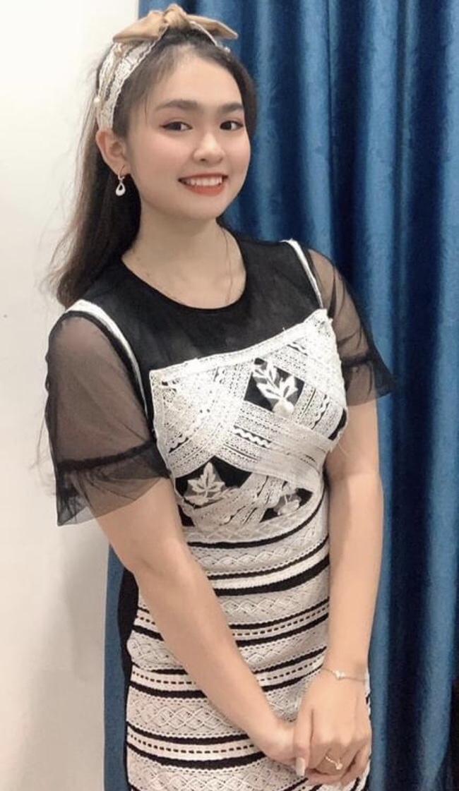 Nữ ca sĩ dành thời gian học thêm tiếng Anh, luyện thanh và đọc sách trong những ngày giãn cách xã hội.
