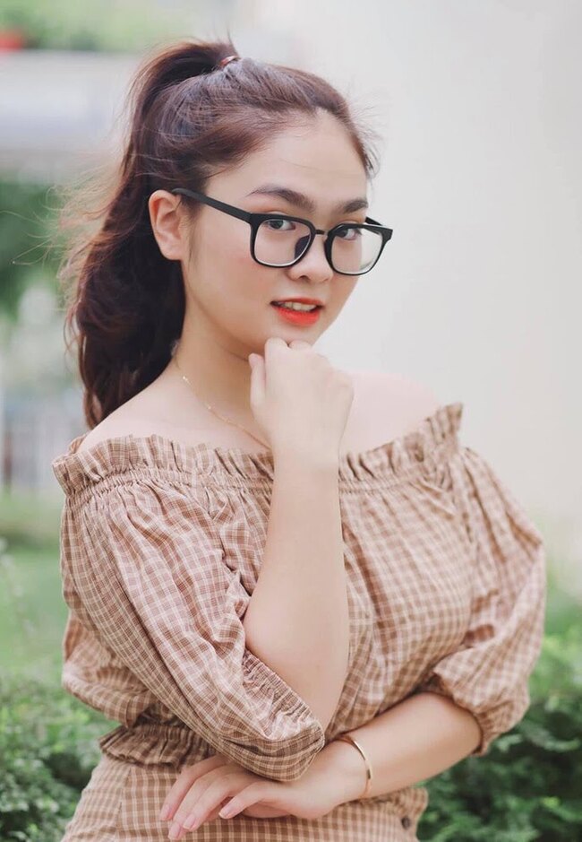Thiện Nhân chia sẻ nguồn thu nhập cô kiếm được từ việc đi hát có thể trang trải đủ cho học tập và còn có khoản để gửi về cho cha mẹ ở quê.
