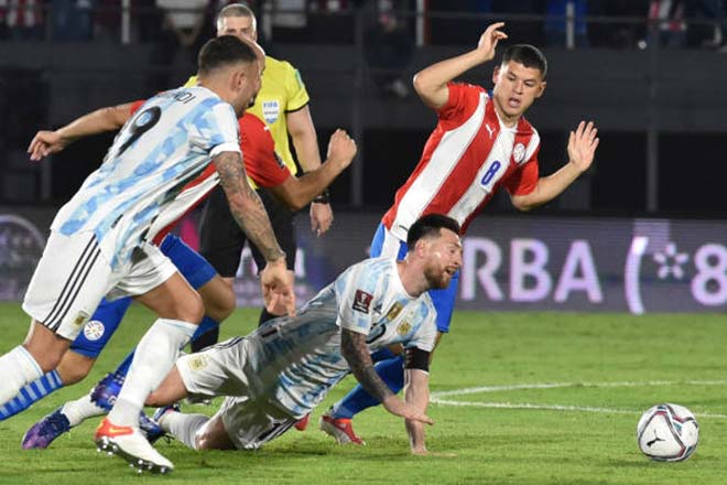 Messi bị các cầu thủ Paraguay phạm lỗi rất nhiều
