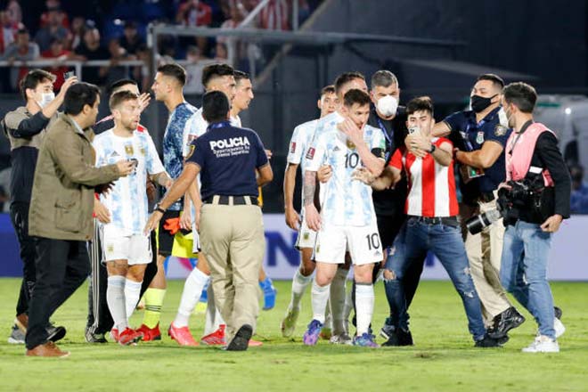 Cầu thủ Paraguay thay nhau &#34;chặt chém&#34; Messi, fan sau trận xông vào xin chụp ảnh - 6