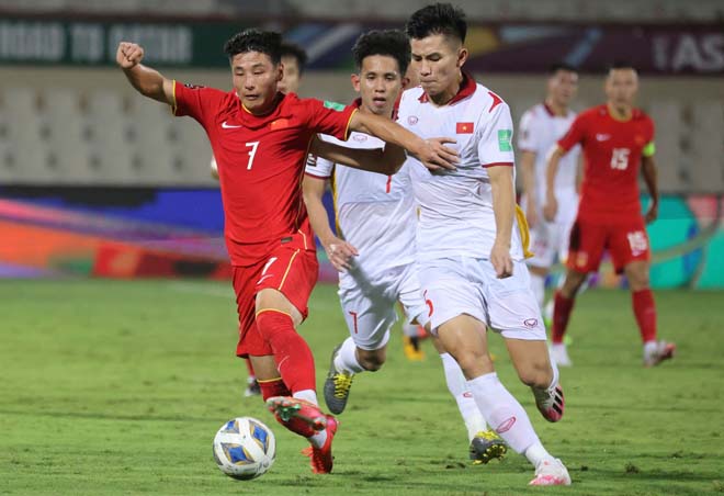 Việt Nam (áo trắng) dù thua Trung Quốc nhưng vẫn còn cơ hội giành suất play-off