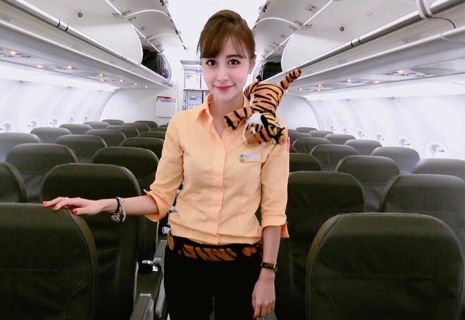 Nữ tiếp viên hàng không Cao Ngọc Văn, người Đài Loan được nhiều người biết đến trên mạng xã hội nhờ sở hữu nhan sắc xinh đẹp, vóc dáng gợi cảm, cân đối cùng gu mặc quyến rũ, tôn từng đường nét cơ thể sau khi rời đồng phục ngành.