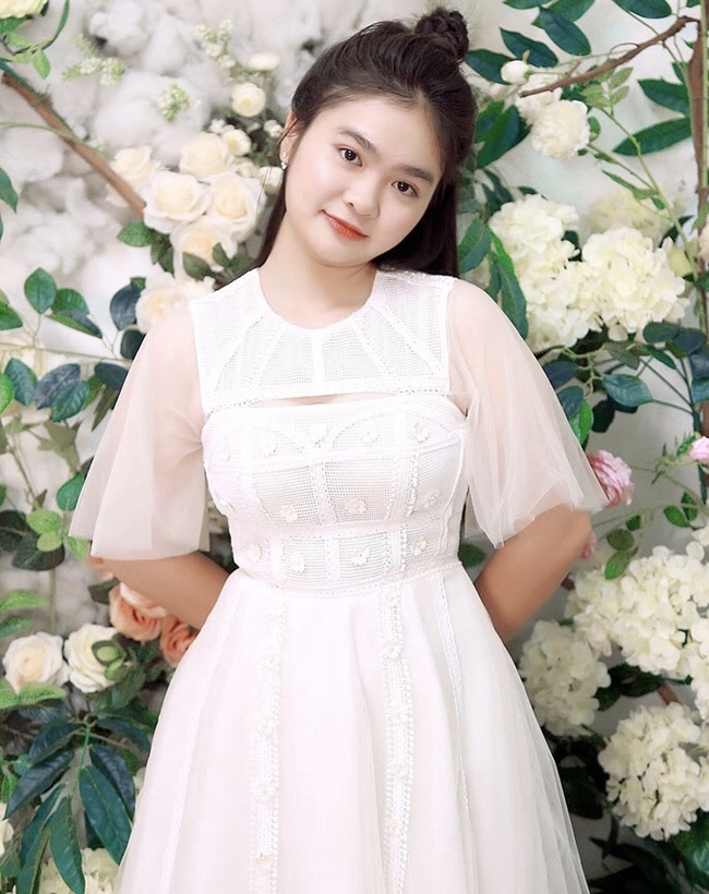 Ở tuổi 19, Thiện Nhân gây chú ý với phong cách thời trang đa dạng từ trẻ trung, dễ thương tới gợi cảm.
