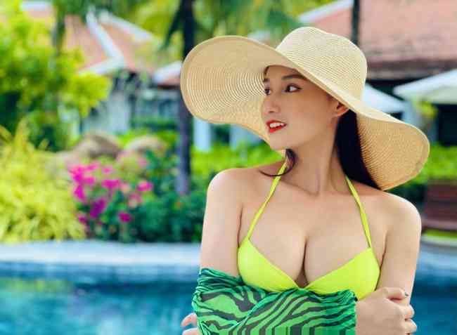 Ở tuổi 36, nữ diễn viên vẫn tự tin khoe vóc dáng quyến rũ trong trang phục bikini.
