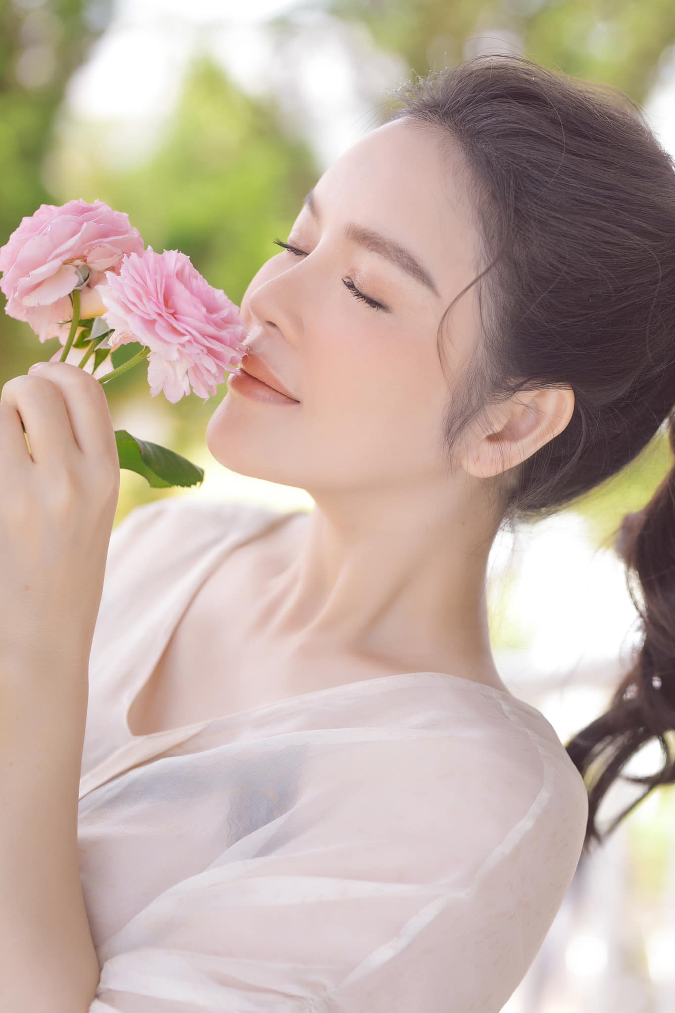 Lý Nhã Kỳ nổi tiếng là một quý cô xinh đẹp, gợi cảm của giới giải trí Việt.