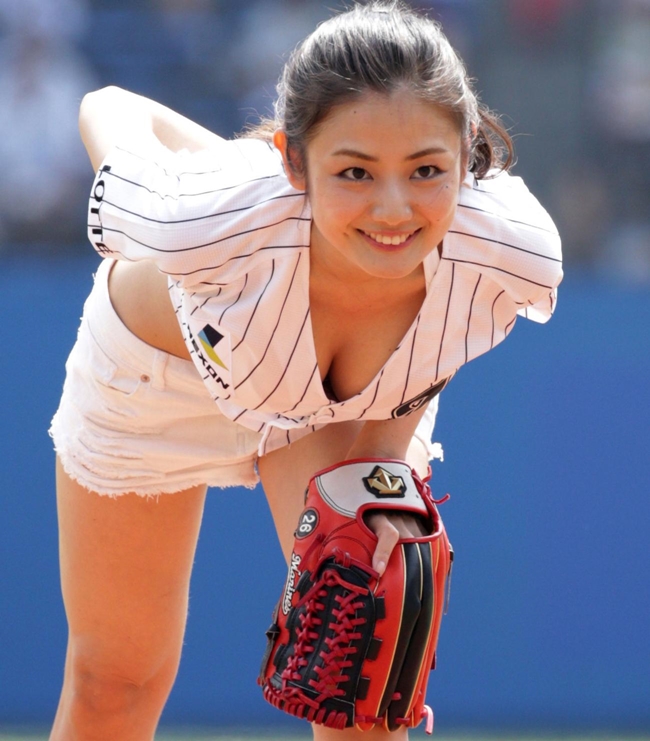 Theo tờ Kknews, Moemi Katayama từng là đội trưởng đội bóng rổ ở trường trung học cơ sở và chơi quần vợt cực giỏi khi lên cấp 3. Nữ diễn viên sinh năm 1990 được nhận xét rất giỏi chơi các môn thể thao. Năm 2017, Moemi được mời ra sân để khởi động động trận đấu bóng chày. Sự xuất hiện của 'đệ nhất ngực đẹp' trên sân khiến cổ động viên vô cùng phấn khích, gây náo loạn. Cũng trong năm 2017, Katayama còn tham gia cuộc thi chạy marathon với thành tích ấn tượng.
