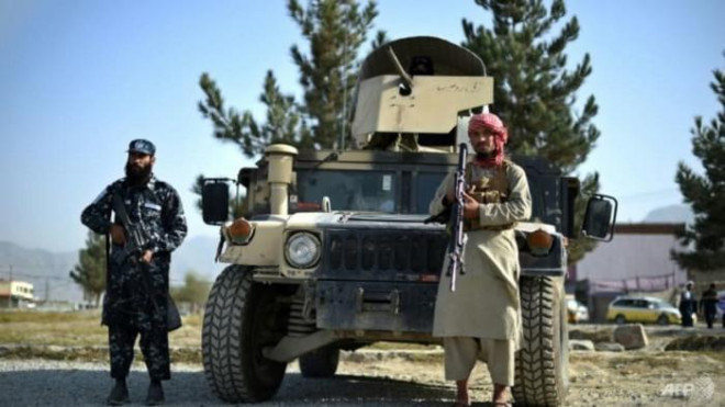 Các tay súng Taliban canh gác gần một đồn cảnh sát tại thủ đô Kabul.&nbsp;
