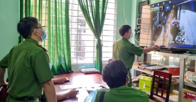 Công an phân tích hình ảnh từ camera an ninh để cũng cố chứng cứ vi phạm của bảy đối tượng. Ảnh: Văn Vũ