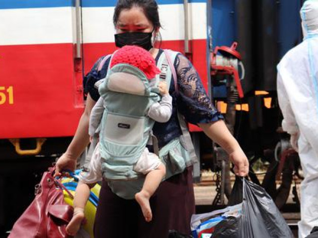 Tin tức trong ngày - Chùm ảnh: Chuyến tàu "đặc biệt" đưa 700 công dân Quảng Bình hồi hương